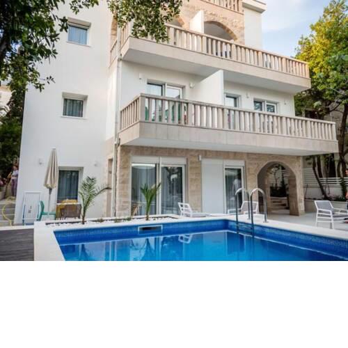 Alluring Holiday Home in Makarska with Swimming Pool