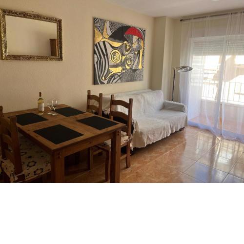 Almuden's yellow apartment, HIGH-SPEED FREE WIFI, 250m to Beach, The center of Torrevieja