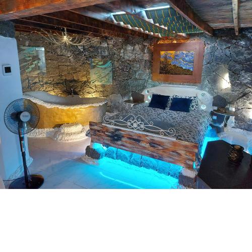 ALOELUXVILLA COM " I " , for couples! Design by the local artist Salvado r