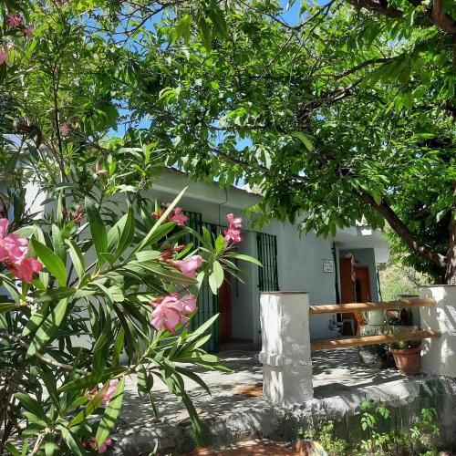 Alpujarra Guesthouse, habitaciones en un cortijo sostenible y aislado en medio de la nada en parque natural Sierra Nevada