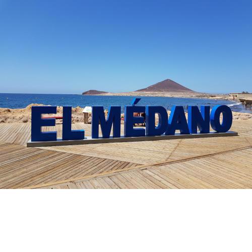 alquilaencanarias El Medano Pika, center and beach