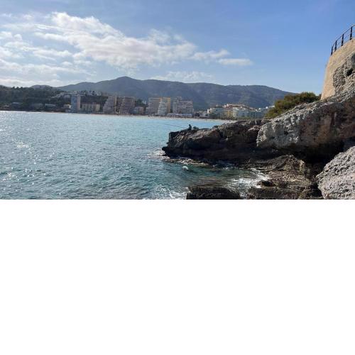Alquilo hermoso apartamento en la paradisiaca Oropesa del Mar, 2habitaciones, 1 baño, cocina, salón, aire acondicionado y balcón a 400 metros de la playa Morro de Gos, muy cerca de supermercados, comercios y bares