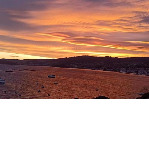 Amanecer. Alojamiento entero nuevo con vistas al mar.