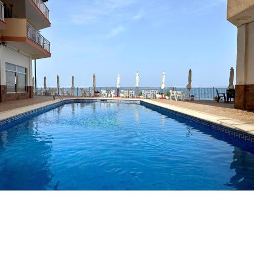 Amazing 3 bedrooms apartment with pool next to the sea