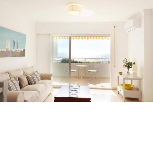 Amazing 3bedroom flat with seafront views & pool by SharingCo