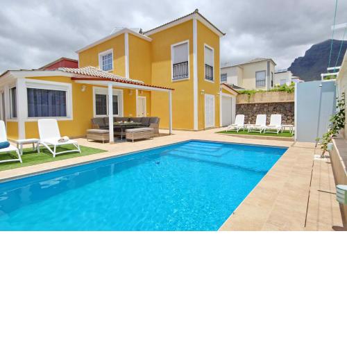 Amazing 5-bedroom villa in Costa Adeje