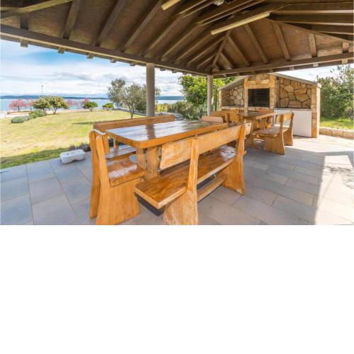 Amazing apartment in Banj with WiFi and 2 Bedrooms