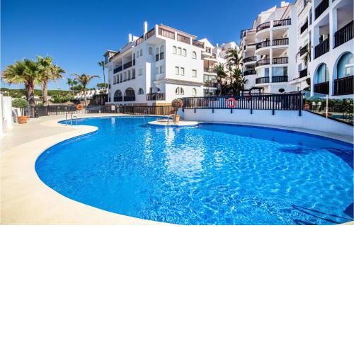 Amazing apartment in Calahonda with 3 Bedrooms, WiFi and Outdoor swimming pool