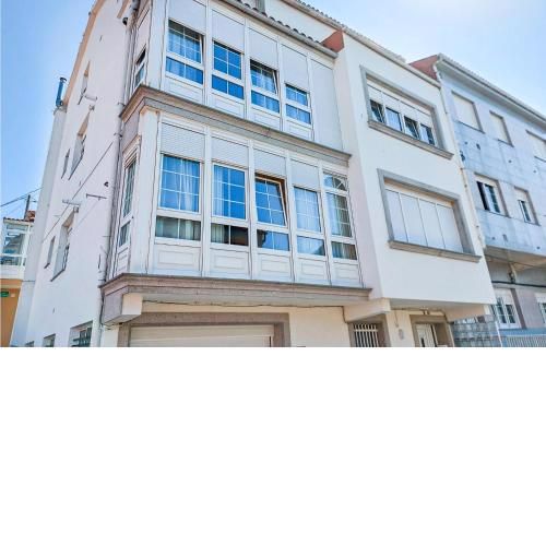Amazing apartment in Fisterra with 4 Bedrooms and WiFi