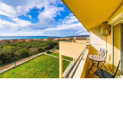 Amazing apartment in Kastel Luksic w/ WiFi and 1 Bedrooms