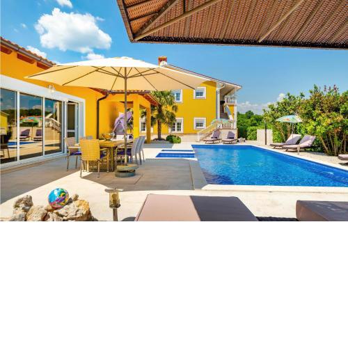 Amazing apartment in Labin with Outdoor swimming pool, WiFi and 3 Bedrooms
