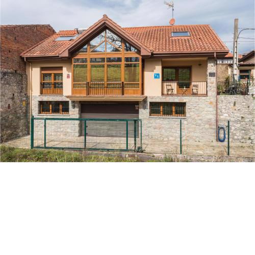 Amazing apartment in Llanes with WiFi and 3 Bedrooms