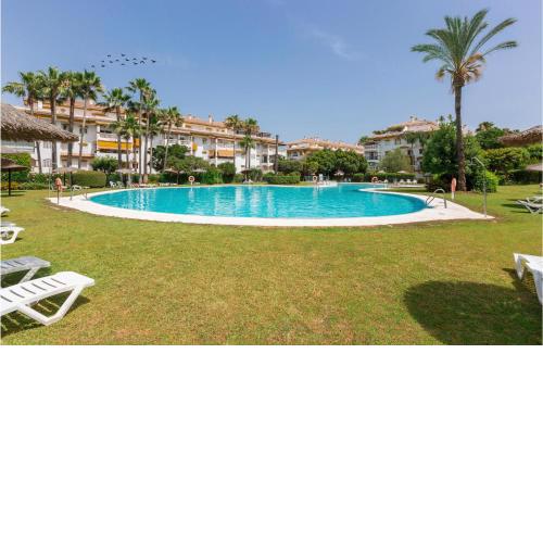 Amazing apartment in Marbella with Outdoor swimming pool, WiFi and 3 Bedrooms