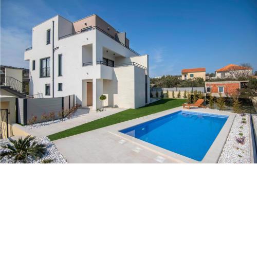 Amazing apartment in Murter with Outdoor swimming pool, WiFi and 2 Bedrooms