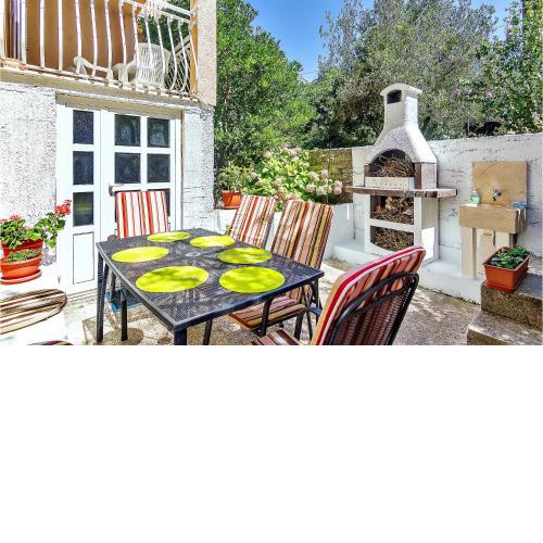 Amazing apartment in Podgora with WiFi and 2 Bedrooms