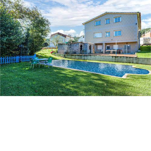 Amazing apartment in Poio with Outdoor swimming pool, WiFi and 4 Bedrooms