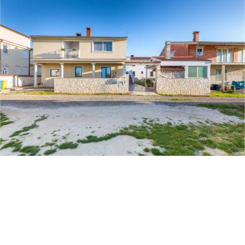 Amazing apartment in Valbandon with WiFi and 2 Bedrooms