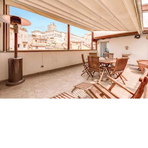 Amazing Attic with Terrace by Trevi Fountain
