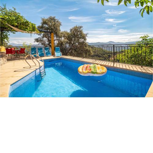 Amazing cottage in Algatocn with 5 Bedrooms and Outdoor swimming pool
