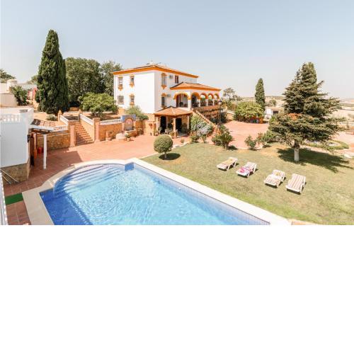 Amazing home in Aguilar de la Frontera with WiFi, 5 Bedrooms and Outdoor swimming pool