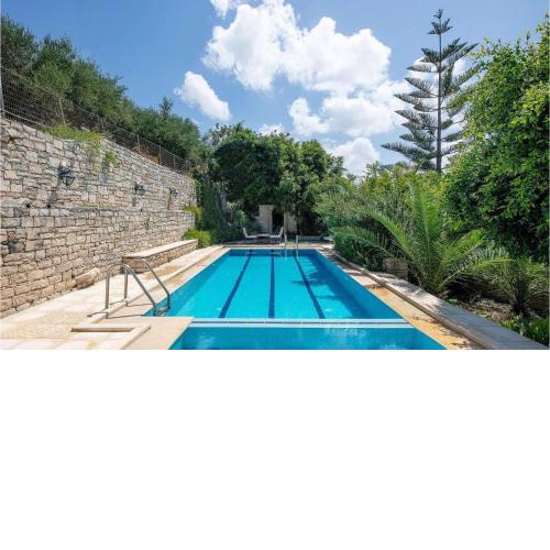 Amazing Home In Asteri With Wifi, Swimming Pool And 2 Bedrooms