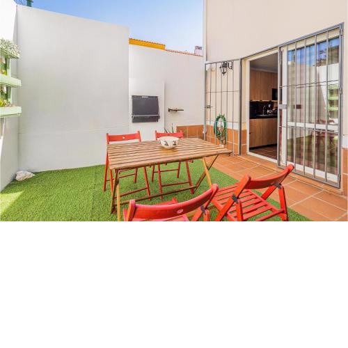 Amazing Home In El Pedroso With 3 Bedrooms