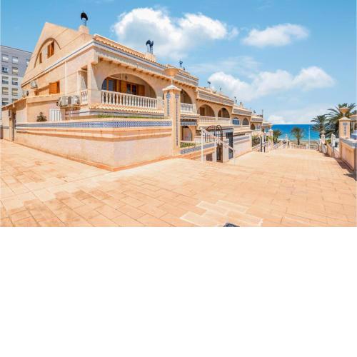 Amazing Home In Elche With Outdoor Swimming Pool, Wifi And 3 Bedrooms