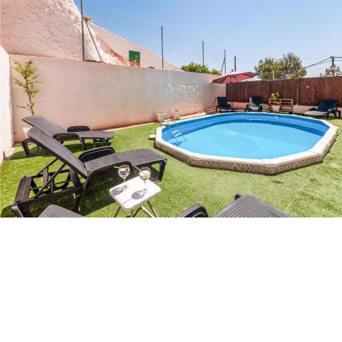 Amazing home in Fontanar with 4 Bedrooms, WiFi and Outdoor swimming pool