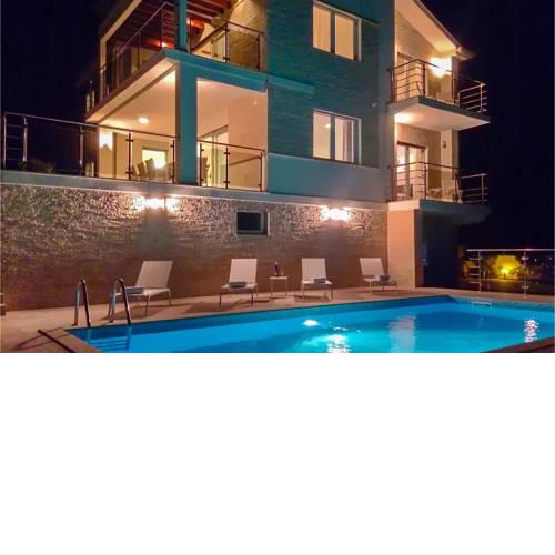 Amazing home in Icici w/ Outdoor swimming pool and 4 Bedrooms