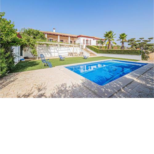 Amazing Home In La Carlota With Outdoor Swimming Pool, Wifi And 5 Bedrooms