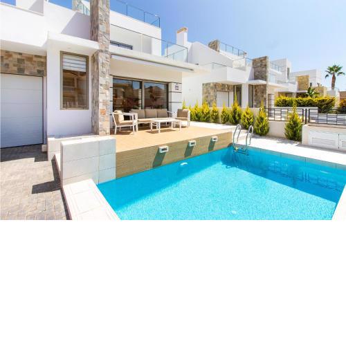 Amazing Home In Los Alczares With 4 Bedrooms, Wifi And Swimming Pool