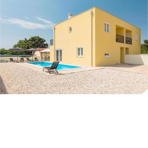 Amazing home in Porec with Outdoor swimming pool, WiFi and 3 Bedrooms