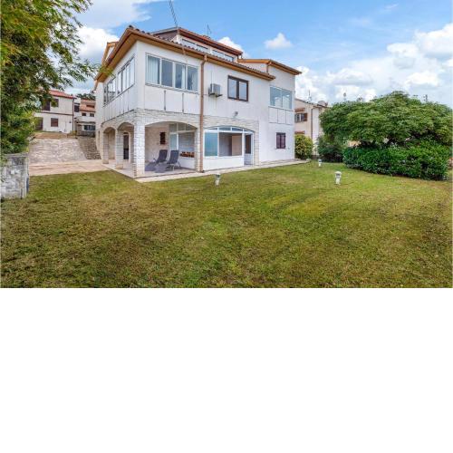 Amazing home in Premantura with 5 Bedrooms