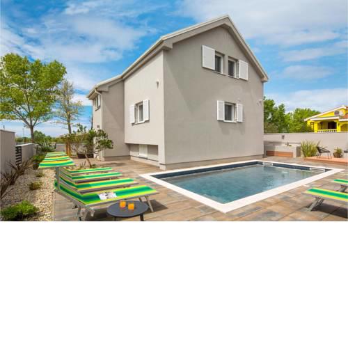 Amazing home in Privlaka w/ Outdoor swimming pool, Sauna and 4 Bedrooms