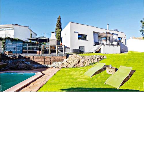 Amazing home in Santa Susanna with 3 Bedrooms, WiFi and Outdoor swimming pool