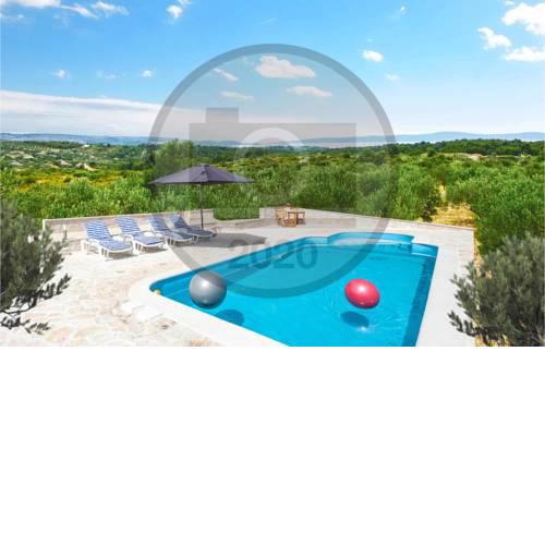 Amazing home in Sutivan w/ WiFi and 3 Bedrooms