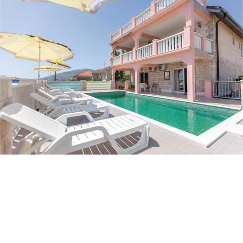 Amazing home in Trogir w/ Outdoor swimming pool and 5 Bedrooms