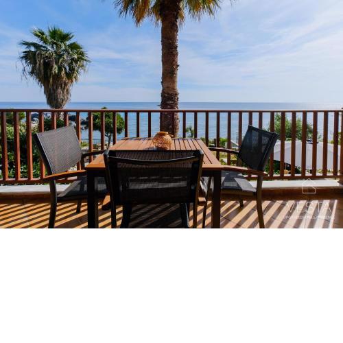 Amphitriti SeaFront Apartments, Loutra Agia Paraskevi