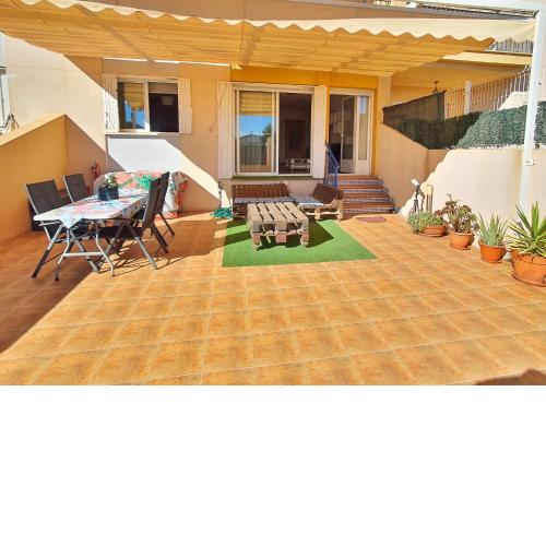 Amplia Terraza con Piscina, Garaje, Aire Acondicionado y Wifi