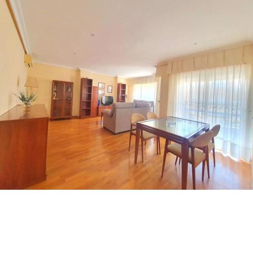 Amplio, Acogedor, Aire Acondicionado, Parking y Junto a la Playa
