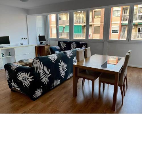 Amplio Apartamento cerca de FIRA y del Centro