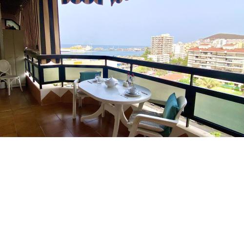 Amplio apartamento con piscina ,vista panoramica al mar junto al paseo maritimo