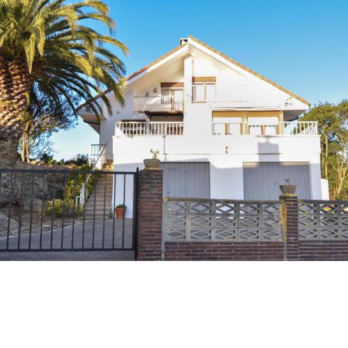 Amplio y cómodo chalet en Ajo con preciosas vistas