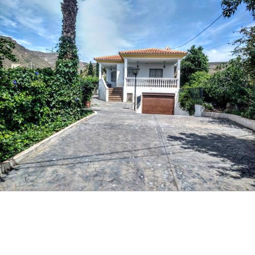 Amplio y estupendo chalet