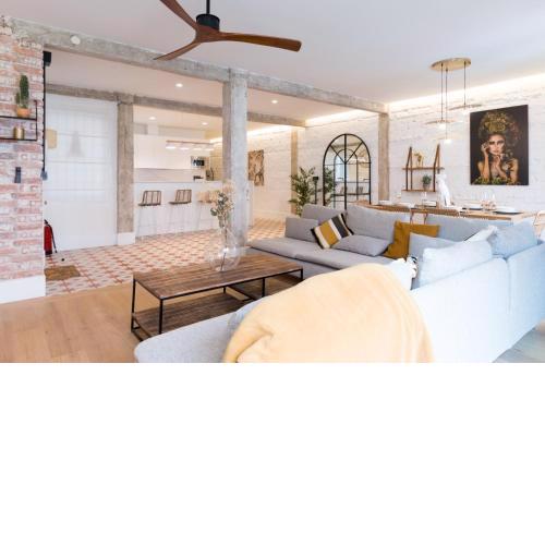 Amplio y moderno apartamento con tarima refrescante by Staynnapartments