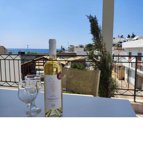 ANASSA HOME A Spacious Cretan House Next To The Sea, Family and Couple Friendly with Terrace in Makry Gialos & Ierapetra