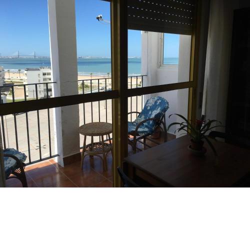 Apart frente playa Valdelagrana.Wifi y parking