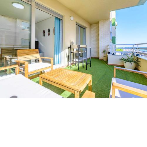 Apart Port Arenal con terraza y piscina
