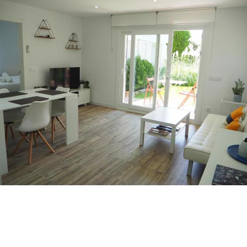 Apartament amb piscina i aparcament - Baixos amb jardinet