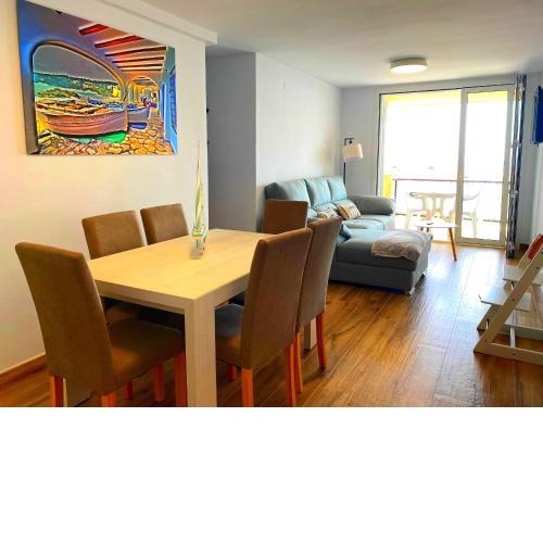 Apartament gran amb vistes al mar, piscina i pàrquing